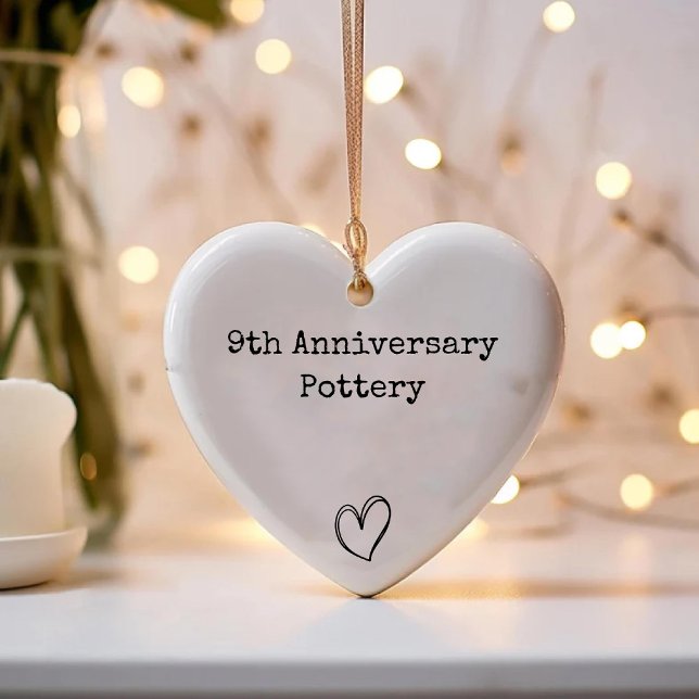 Adorno De Cerámica 9.º Aniversario de la Cerámica Keepsake Sencillo C (9th Pottery Anniversary Keepsake Simple Chic Heart Ceramic Ornament)