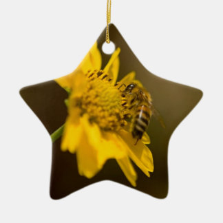 Adorno De Cerámica Abeja de miel sobre la flor amarilla