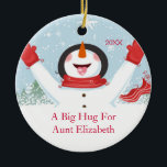 Adorno De Cerámica Abrazo para tía Christmas Snowman Ornament<br><div class="desc">Lindo un abrazo grande para el ornamento del navidad del muñeco de nieve de la tía.  ¡Fácil personalizar con su mensaje!  Un regalo de la tía navidad de la maravilla seguro que se atesorará durante muchos años para venir.</div>
