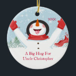 Adorno De Cerámica Abrazo para tío Christmas Snowman Ornament<br><div class="desc">Lindo un abrazo grande para el ornamento del navidad del muñeco de nieve del tío.  ¡Fácil personalizar con su mensaje!  Un regalo del tío navidad de la maravilla seguro que se atesorará durante muchos años para venir.</div>
