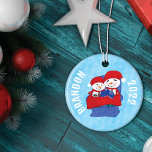 Adorno De Cerámica Abuela Abuela Navidades de hombres de nieve acurru<br><div class="desc">Celebre la temporada de fiestas con nuestro encantador Ornamento de Navidad, una deliciosa adición a su decoración festiva. Este ornamento muestra un diseño reconfortante y lúdico, con nevadas de acuarela pintadas a mano y dibujadas a mano en diversos escenarios caprichosos. Dos hombres de nieve en la parte delantera del ornamento...</div>