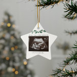 Adorno De Cerámica Abuela Keepsake Navidades Invitación de embarazo<br><div class="desc">Siempre es un buen momento para compartir esta emocionante noticia con los más cercanos y queridos. Idea de regalo para Navidades perfectos para que la abuela esté con foto de ultrasonido. Personalizar esta pantalla de invitación única, agrega tus detalles y deja que todo el mundo conozca esta noticia especial. Un...</div>