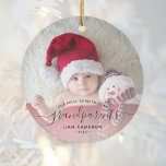Adorno De Cerámica Abuelos primera foto de Navidad guión negro<br><div class="desc">Ayúdenles a celebrar a su primer nieto con este hermoso adorno moderno de keepsake. El texto fuera de negro dice "Nuestra primera Navidad como abuelos", con la palabra "abuelos" en un elegante guión de escritura a mano con florecientes antes y después. Reemplace fácilmente la imagen de ejemplo con su foto...</div>