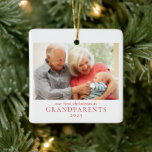 Adorno De Cerámica Abuelos primera foto de Recién nacido de Navidad<br><div class="desc">Este sencillo ornamento de fotos incluye texto simple, una foto en el frente y el nombre del bebé y estadísticas de nacimiento en la parte posterior del adorno. La palabra Abuelos puede cambiarse por "abuelo y abuela" o cualquier otro texto de su elección. Este adorno fotográfico hará el recuerdo perfecto...</div>