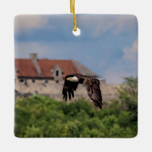 Adorno De Cerámica Águila calva pasando por Fort Ticonderoga