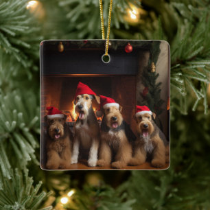 Adorno De Cerámica Airedale junto a la chimenea de Navidad