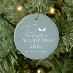 Adorno De Cerámica Alas de ángeles azules Árbol de Navidad conmemorat<br><div class="desc">Las alas de ángel azul personalizadas para siempre en nuestros corazones Memorial Christmas Tree decoración adorno.</div>
