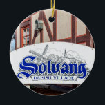 Adorno De Cerámica Aldea danesa de Solvang<br><div class="desc">Asentamiento danés en el sur de California con arquitectura estilo danés,  ubicado en Solvang,  California. Rótulo en la parte delantera con arquitectura de estilo danés en la parte trasera. Personalizar con fecha de visita.</div>