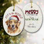 Adorno De Cerámica Alegría de perro de Golden Retriever al mundo<br><div class="desc">En la parte delantera de este adorno de vacaciones hay una linda imagen de un perro de Golden Retriever vestido con un gorra de Santa Claus. Detrás de la imagen hay un fondo dorado que roce con tinta de color. El texto rojo dice "Alegría al mundo". La parte posterior del...</div>