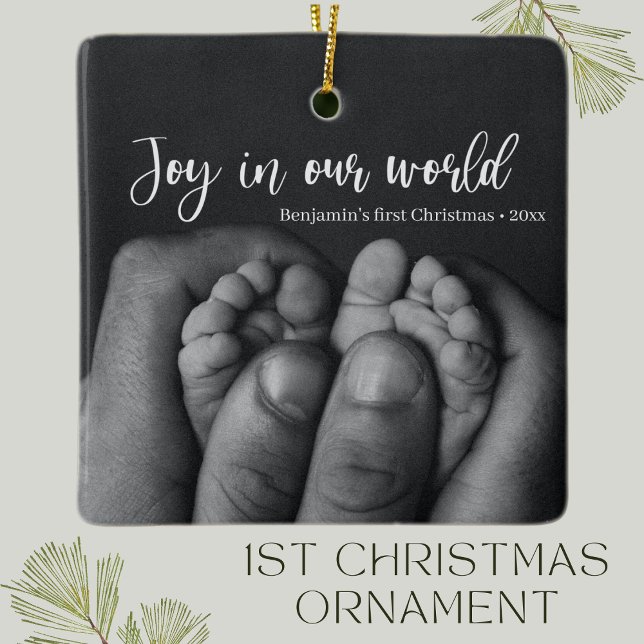 Adorno De Cerámica "Alegría en nuestro mundo" Primera fiesta navideña (Joy in our world baby's first christmas holiday ornament with baby photo and script writing)