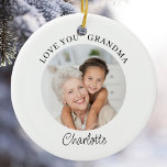 Adorno De Cerámica Ama tu abuela Keepsake Photo<br><div class="desc">Este moderno adorno de honor de la abuela dice "Ama a tu abuela" y es fácil de personalizable con tu nombre y foto. Hace un regalo especial para un abuelo especial.</div>