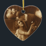 Adorno De Cerámica Amantes de la Vintage, el amor Romántica la música<br><div class="desc">Fotografía de sepia vintage que muestra una imagen romántica y de amor en la que aparecen recién casados abrazándose y abrazándose al lado de un piano escuchando música.</div>