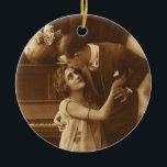 Adorno De Cerámica Amantes de la Vintage, el amor Romántica la música<br><div class="desc">Fotografía de sepia vintage que muestra una imagen romántica y de amor en la que aparecen recién casados abrazándose y abrazándose al lado de un piano escuchando música.</div>