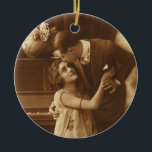 Adorno De Cerámica Amantes de la Vintage, el amor Romántica la música<br><div class="desc">Fotografía de sepia vintage que muestra una imagen romántica y de amor en la que aparecen recién casados abrazándose y abrazándose al lado de un piano escuchando música.</div>