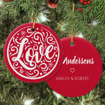 Adorno De Cerámica Amar a la pareja Navidad Festividad Roja<br><div class="desc">Personaliza fácilmente este hermoso adorno navideño con letras a mano "Amor" y diseño con tus nombres personalizados en la parte de atrás.</div>
