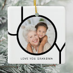 Adorno De Cerámica Amas a ti Navidades de fotos de la abuela<br><div class="desc">Este moderno ornamento de fotos de Navidades de la abuela está decorado con la palabra JOY en tipografía negra de fondo blanco dice "Ama a tu abuela" pero puedes personalizarlo con tus propias palabras. Personalizable fácil con tu foto. Hace un regalo especial para un abuelo especial.</div>