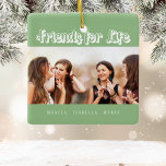Adorno De Cerámica Amigos sage nombres de fotos en blanco y verde<br><div class="desc">Un regalo para tu(s) mejor(s) amigo(s) por cumpleaños,  Navidades o un evento especial. Texto en blanco: Amigos por la vida,  escrito con un guión a la moda. Personaliza y usa tu propia foto y nombres. Fondo verde de sabio.</div>