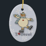 Adorno De Cerámica Amo a Snowman<br><div class="desc">¡Este jovial muñeco de nieve quiere que todos sepan que le encanta la nieve! Lleva un gorra,  bufanda,  mitones y botas a juego para mantener el calor en el invierno y durante las vacaciones. ¡Amarra este adorno a un regalo para ese toque final especial!</div>