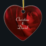 Adorno De Cerámica Amor como rosa roja personalizado<br><div class="desc">Adaptado de una pintura al óleo digital original,  esta rosa roja profunda evoca pensamientos de amor y romance. Conmemorar su fecha de compromiso,  fecha de boda u otra fecha especial con este adorno personalizado. Es una idea de regalo maravillosa para una pareja especial.</div>