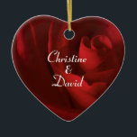 Adorno De Cerámica Amor como rosa roja personalizado<br><div class="desc">Adaptado de una pintura al óleo digital original,  esta rosa roja profunda evoca pensamientos de amor y romance. Conmemorar su fecha de compromiso,  fecha de boda u otra fecha especial con este adorno personalizado. Es una idea de regalo maravillosa para una pareja especial.</div>