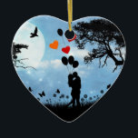 Adorno De Cerámica Amor de la silueta<br><div class="desc">Escena romántica del claro de luna de un par silueteado que se besa sosteniendo los globos en forma de corazón. Alternativa al ornamento tradicional del navidad.</div>
