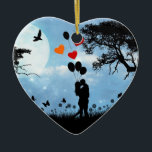 Adorno De Cerámica Amor de la silueta<br><div class="desc">Escena romántica del claro de luna de un par silueteado que se besa sosteniendo los globos en forma de corazón. Alternativa al ornamento tradicional del navidad.</div>