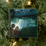 Adorno De Cerámica Amor de luna de miel vintage, recién casados en la<br><div class="desc">Imagen romántica y de amor de ilustracion con una pareja de jóvenes casados en su luna de miel por las Cataratas del Niágara. Una velada romántica cerca de la cascada bajo la luz de la luna llena.</div>