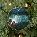 Adorno De Cerámica Amor de luna de miel vintage, recién casados en la<br><div class="desc">Imagen romántica y de amor de ilustracion con una pareja de jóvenes casados en su luna de miel por las Cataratas del Niágara. Una velada romántica cerca de la cascada bajo la luz de la luna llena.</div>