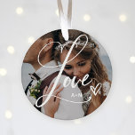 Adorno De Cerámica Amor en escritura elegante | Dos fotos con corazón<br><div class="desc">Este hermoso ornamento navideño presenta la palabra "amor" en un elegante y rápido guión de caligrafía, con dos de sus fotos favoritas y un corazón escrito a mano. Puedes agregar tus iniciales o monogramas, o el nombre de cualquier ser querido, como tu madre, abuela, familia o cónyuge. También hace que...</div>