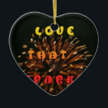 Adorno De Cerámica Amor que provoca abstracción de la impresión de di<br><div class="desc">Love That Sparks Resumen Art Design Print Presentando el "Love That Sparks Resumen Art Design Print", una obra vibrante que captura la esencia del amor apasionado y la celebración. La frase "AMOR QUE DERRAME" está distribuida verticalmente en el centro, superpuesta sobre una representación abstracta de fuegos artificiales, creando una composición...</div>