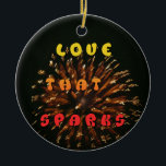 Adorno De Cerámica Amor que provoca abstracción de la impresión de di<br><div class="desc">Love That Sparks Resumen Art Design Print Presentando el "Love That Sparks Resumen Art Design Print", una obra vibrante que captura la esencia del amor apasionado y la celebración. La frase "AMOR QUE DERRAME" está distribuida verticalmente en el centro, superpuesta sobre una representación abstracta de fuegos artificiales, creando una composición...</div>