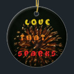 Adorno De Cerámica Amor que provoca abstracción de la impresión de di<br><div class="desc">Love That Sparks Resumen Art Design Print Presentando el "Love That Sparks Resumen Art Design Print", una obra vibrante que captura la esencia del amor apasionado y la celebración. La frase "AMOR QUE DERRAME" está distribuida verticalmente en el centro, superpuesta sobre una representación abstracta de fuegos artificiales, creando una composición...</div>