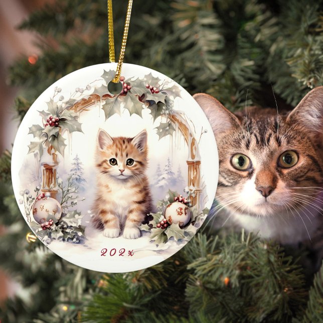 Adorno De Cerámica Animales de gatito de gatito de Navidades curados (Cute tabby kitten personalized Christmas ornament for cat lovers)