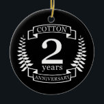 Adorno De Cerámica Aniversario del boda del algodón 2 años casado<br><div class="desc">Un diseño para celebrar dos años de matrimonio. Este diseño tiene un diseño de laurel blanco (algodón) de color negro. El algodón es el regalo tradicional para esta ocasión. El texto dice algodón por 2 años de aniversario. Un diseño romántico para celebrar tu segundo año de matrimonio. Si quieres ayuda...</div>