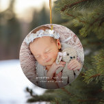 Adorno De Cerámica Año de las Abuelas Establecido Baby Keepsake<br><div class="desc">Año de las Abuelas el recién nacido mantiene el adorno del árbol de Navidad. Este adorno cerámico de árbol de Navidad tiene una fuente simple con una foto. La foto es sólo para fines de colocación y puede ser reemplazada por cualquier foto que elija. Todo el texto se puede personalizar...</div>