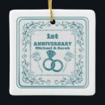 Adorno De Cerámica Año de Personalizable del aniversario del boda flo<br><div class="desc">Un diseño romántico para un marido y una mujer en el aniversario de su boda. Este diseño ha enlazado anillos de bodas y rosas. La fecha se puede personalizar para adaptarla al año de su aniversario.</div>