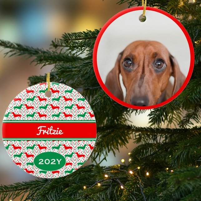 Adorno De Cerámica Año fotográfico Dachshund personalizado (Personalized Photo Ornament. Cute Red and Green Dachshund pattern with Name Year on the back)