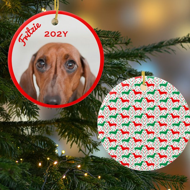 Adorno De Cerámica Año fotográfico Dachshund personalizado (Personalized Photo Ornament with Name Year on Front. Cute Red and Green Dachshund pattern on back.)