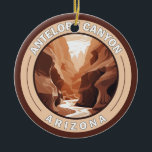 Adorno De Cerámica Antelope Canyon Arizona Insignia retro<br><div class="desc">Diseño artístico vectorial del cañón de Antelope. El cañón Navajo Upper Antelope es un cañón de ranura en el suroeste estadounidense.</div>
