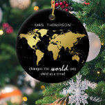 Adorno De Cerámica Apreciación de los profesores del Mapa del Mundo N<br><div class="desc">Hágale saber al profesor de su hijo cuánto se aprecian con este elegante adorno de navidad en negro y oro. El diseño presenta un fondo negro moderno con un falso mapa de oro y el texto 'ADD NAME' - cambia el mundo de un niño a la vez!</div>