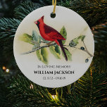 Adorno De Cerámica Árbol de Navidad del cardenal rojo<br><div class="desc">Elegante ornamento de navidad de color rojo cardenal,  es la manera perfecta de rendir homenaje a sus seres queridos perdidos,  estos navidades. Con el simbólico pájaro cardenal rojo y personalizado con su nombre y fechas importantes.</div>
