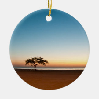 Adorno De Cerámica Árbol solo en la salida del sol en Kuwait