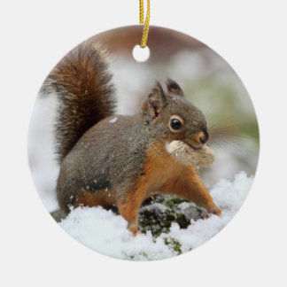 Adorno De Cerámica Ardilla linda en nieve con el cacahuete