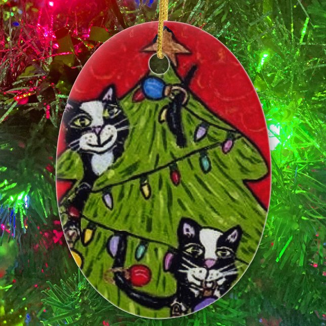Adorno De Cerámica Arte Popular Cats Árbol de Navidad (Naughty cats climbing in Christmas tree with gold star and lights on oval Christmas ornament.)