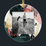 Adorno De Cerámica Artista moderno | Foto mínima de cono verde de pin<br><div class="desc">Celebra la época mágica y festiva de las fiestas con nuestros adornos de fotos personalizados. Nuestro diseño moderno y artístico de vacaciones cuenta con una audaz huella abstracta con agujas de pino festivo, pinecones y árboles evergreen en un audaz estilo de tinta negra. Las muestras abstractas de coloridas formas de...</div>