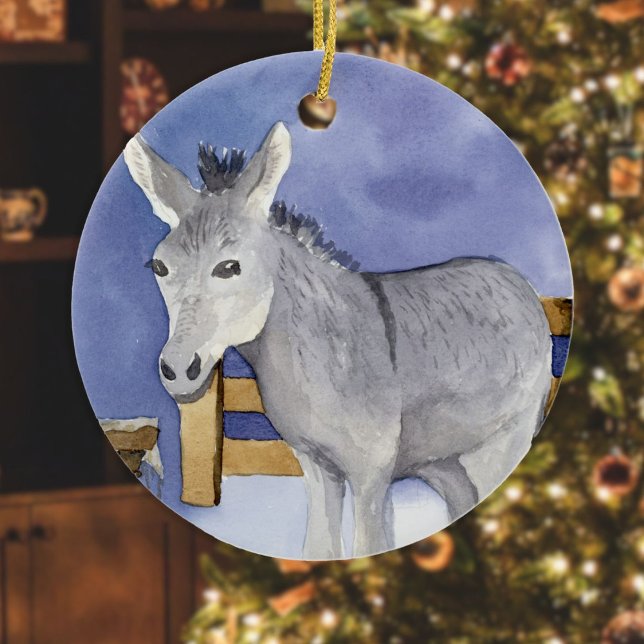 Adorno De Cerámica Asombroso burro (Serie de Bestias Amigas) (Donkey Friendly Beast ornament hanging in front of a Christmas tree in a living room)