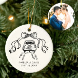 Adorno De Cerámica Auto retro Boda hecho a mano solo foto casada<br><div class="desc">¡Celebra tu amor al estilo vintage! Este retro hecho a mano JUSTO CASADO de coche boda adorno con un llamativo marco de lazo y foto personalizado en la parte trasera hace el más dulce sake para recién casados.</div>