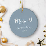 Adorno De Cerámica Azul casado personalizado manuscrito<br><div class="desc">Celebra tu primera Navidad como pareja casada con este adorno de cerámica azul polvoriento boho personalizado. Con un encantador guión escrito a mano, este adorno muestra maravillosamente los nombres de la novia y el novio, junto con el año. El tono azul tierra le da un toque de elegancia natural, lo...</div>