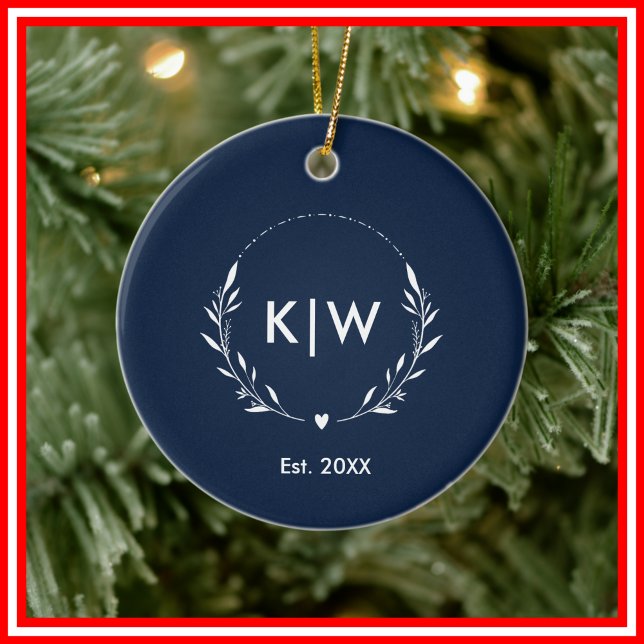 Adorno De Cerámica Azul marino y blanco | Monograma de Iniciales Mode (Navy Blue and White | Modern Initials Monogram Ceramic Ornament)