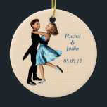 Adorno De Cerámica Bailarines elegantes: Vestido de seda azul (person<br><div class="desc">Personalizar el texto que está emparejado con esta linda imagen de compañero de baile para crear un adorable adorable adorno de sake para una persona especial. La encantadora pareja estilo toon está elegantemente vestida para un baile de boda, baile de baile o baile. La hermosa chica tiene el pelo rubio...</div>